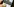 Daumen auf der Bezahl-App eines Smartphones