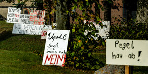 Im Dorf Upahl in Mecklenburg-Vorpommern stehen Schilder mit flüchtlingsfeindlichen Aufschriften wie 
