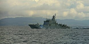 Ein Schiff der griechischen Küstenwache auf hoher See.