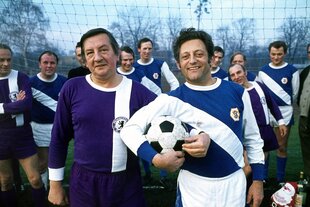 Hans Rosenthal im Fussballtrikot mit anderen Spielern der Prominentenelf