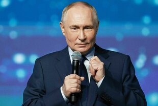 Putin spricht in ein Mikrofon