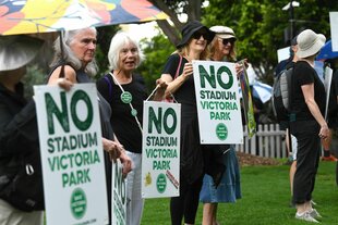Demonstranten mit Schildern mit der Aufschrift. Kei Stadion im Vicoria Park