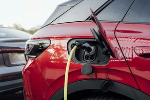 Ein rotes Auto an einer Ladestation von e-Autos