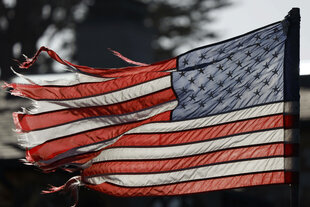 Eine verschlissene Flagge der Vereinigten Staaten von Amerika weht im Wind