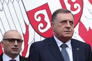 Serbenführer Dodik vor einer Fahne der Teilrepublik Srpska