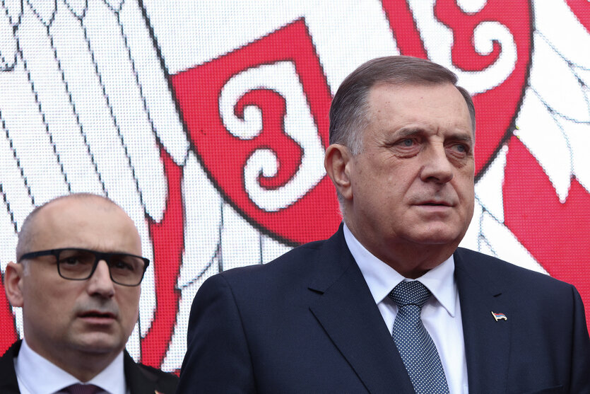 Serbenführer Dodik vor einer Fahne der Teilrepublik Srpska