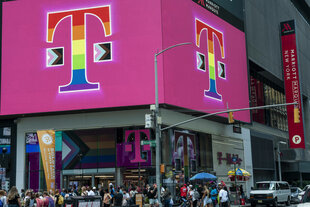 Gay Pride-Beschilderung für den T-Mobile-Store am Times Square in New York am Sonntag, 20. Juni 2021