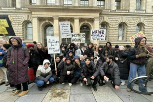 Gruppenbild von Jugendlichen und Betreuer*innen