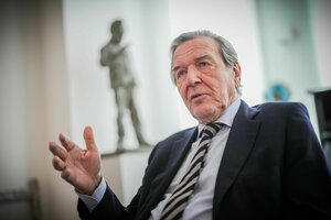 Ein Mann macht beim Sprechen eine Geste mit seiner rechten Hand