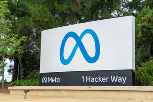 Das Logo des Facebook-Konzerns Meta in der Nähe der Konzernzentrale