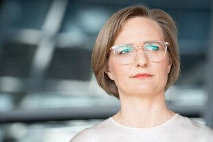 Franziska Brantner schaut nach oben