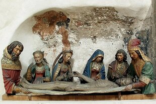 Grablegungsgruppe von 15o9 in einer Nische neben dem Taufbecken von Groß St. Martin, Köln. Von links nach rechts: Nikodemus, unbekannte Helferin, Maria Magdalena, Maria, Johannes, Josef von Arimathäa; Nikodemus und Josef von Arimathäa sind durch hebräische Kleidungsinschriften als Juden dargestellt