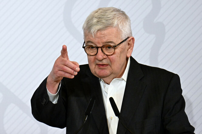 Zu sehen ist der ehemalige Außenminister Joschka Fischer auf der westfälischen Friedenskonferenz.