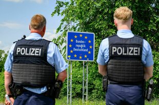 Beamte der Bundespolizei überwachen die Einreise an einer Grenze