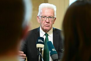 Winfried Kretschmann (Bündnis 90/Die Grünen), Ministerpräsident von Baden-Württemberg, spricht zu Vertretern der Presse