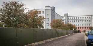 ein ehemaliges Bürogebäude am Ende einer Straße